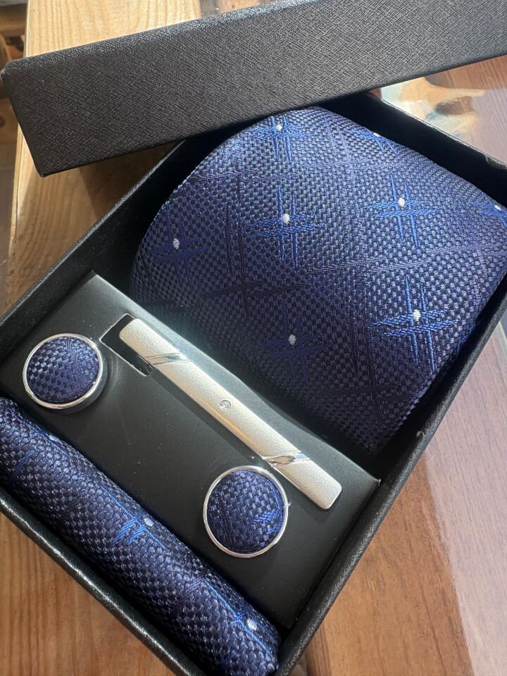 Erkek Hediye Seti – Kravat, Kol Düğmesi, Mendil ve Kravat İğnesi Premium Set