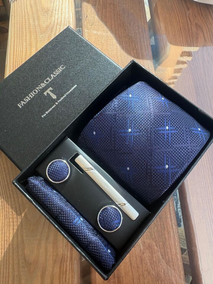 Erkek Hediye Seti – Kravat, Kol Düğmesi, Mendil ve Kravat İğnesi Premium Set