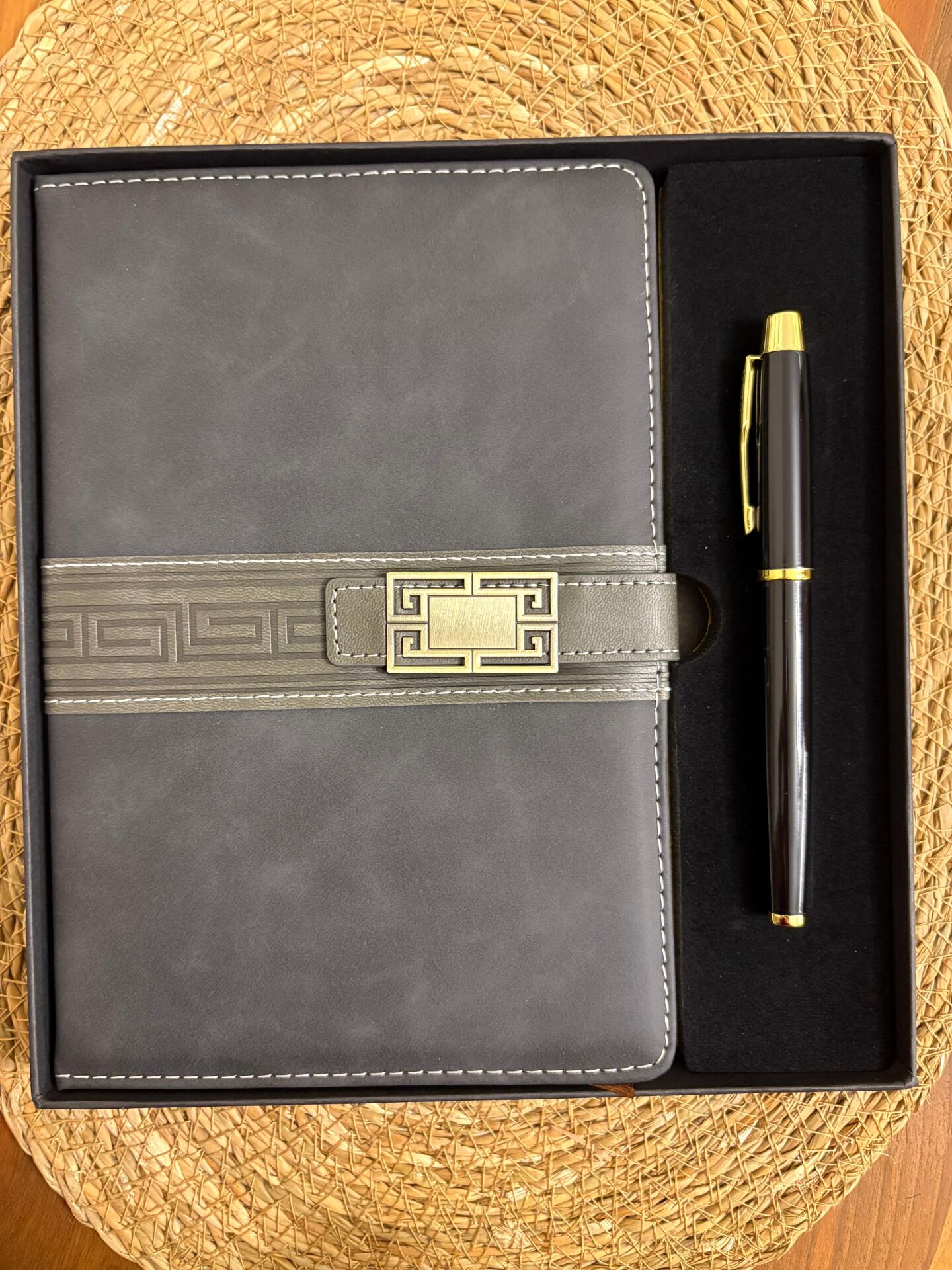 Premium Deri Defter ve Metal Kalem Hediye Seti – Özel Kutulu