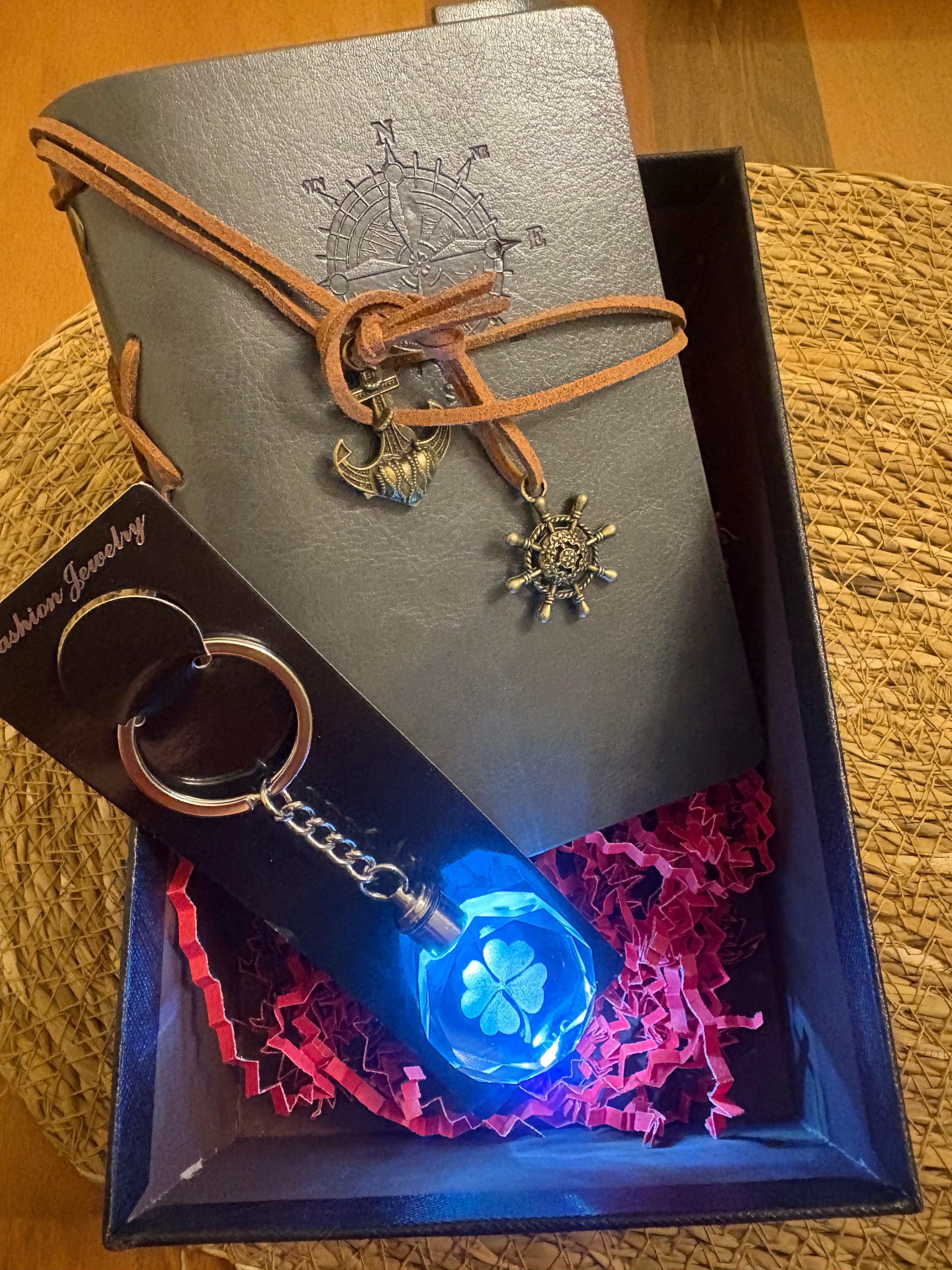 DERİ DEFTER + IŞIKLI ANAHTARLIK SETİ